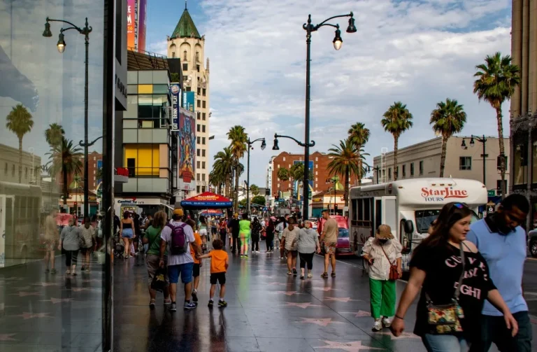 La rivitalizzazione di Hollywood Boulevard comprende marciapiedi più ampi, piste ciclabili e corsie per gli autobus